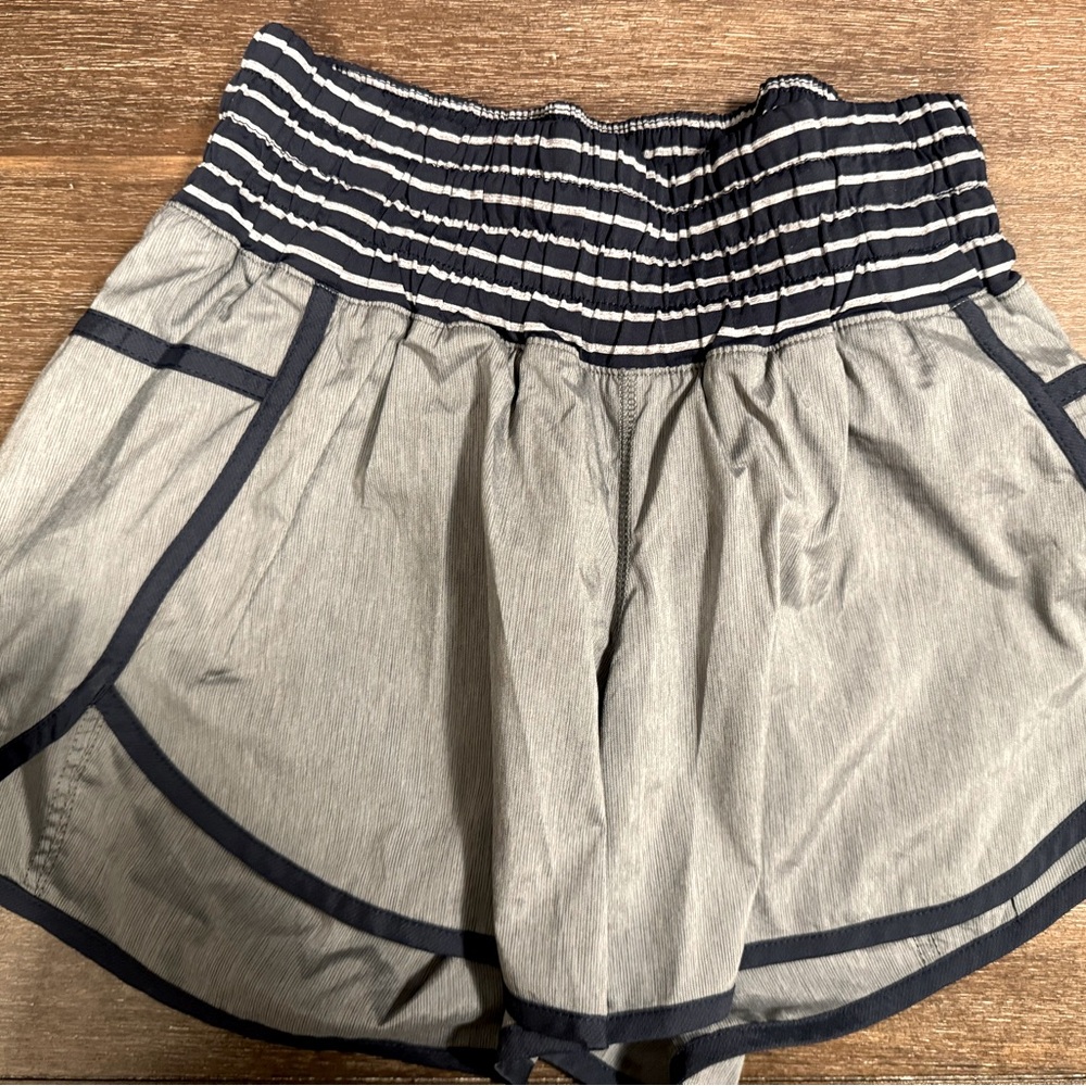 Lululemon Run Tracker Short II Sz 6